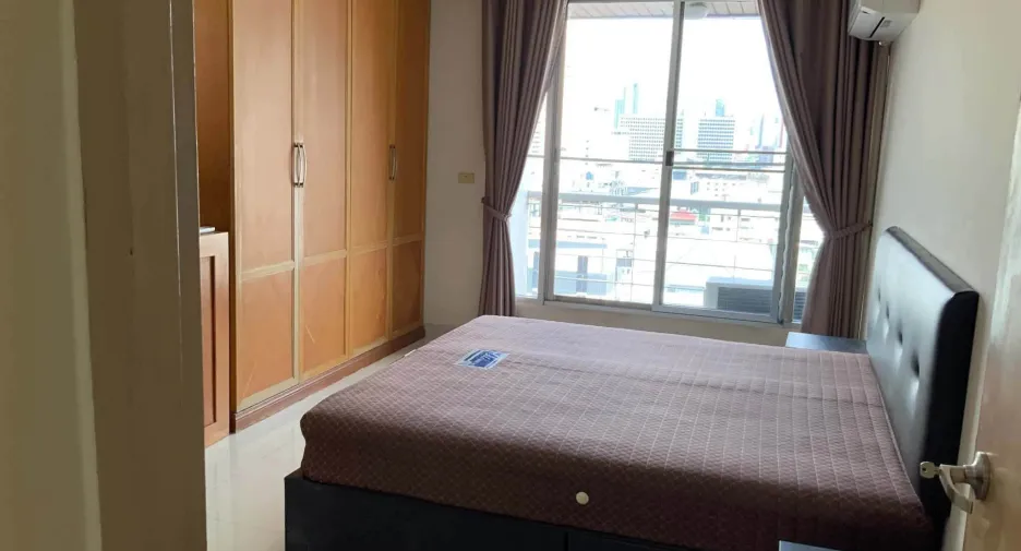 For rent 3 bedrooms condo in Ratchathewi, Bangkok