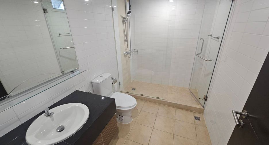 For rent 4 bedrooms condo in Watthana, Bangkok