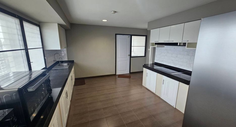For rent 4 bedrooms condo in Watthana, Bangkok
