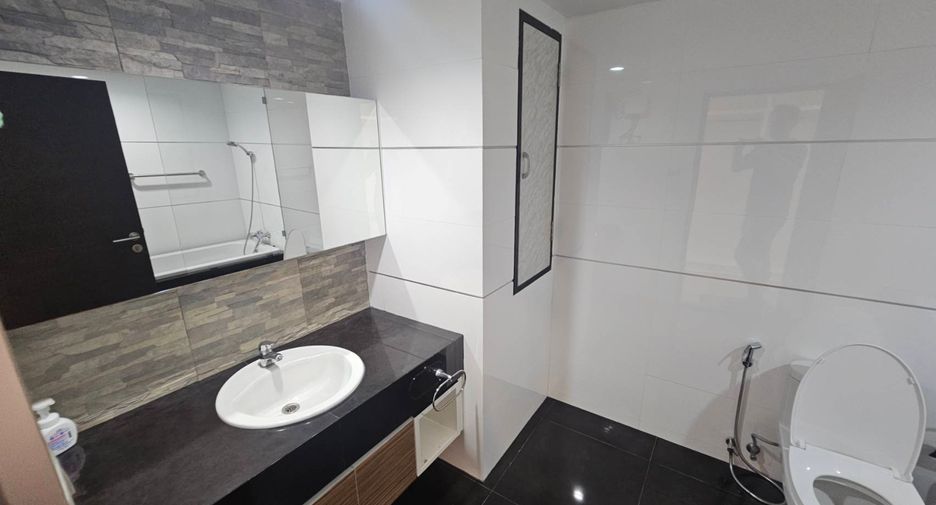 For rent 4 bedrooms condo in Watthana, Bangkok