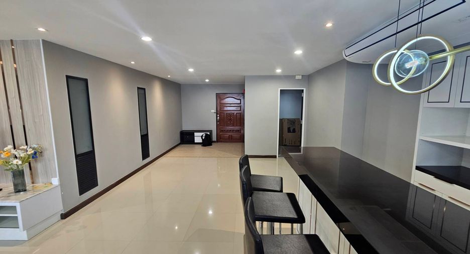 For rent 4 bedrooms condo in Watthana, Bangkok