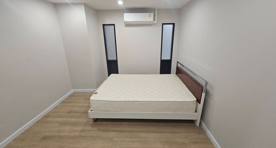 For rent 4 bedrooms condo in Watthana, Bangkok