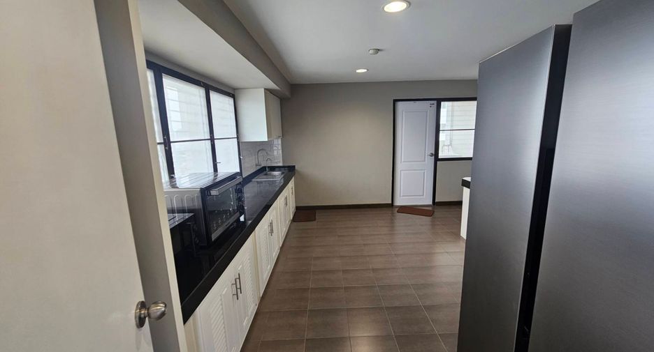 For rent 4 bedrooms condo in Watthana, Bangkok