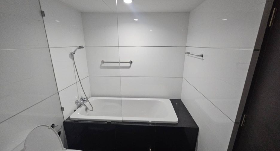 For rent 4 bedrooms condo in Watthana, Bangkok