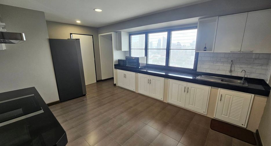 For rent 4 bedrooms condo in Watthana, Bangkok