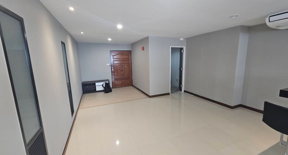 For rent 4 bedrooms condo in Watthana, Bangkok