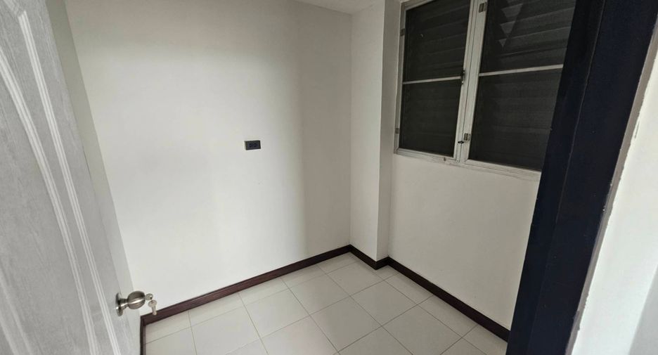 For rent 4 bedrooms condo in Watthana, Bangkok