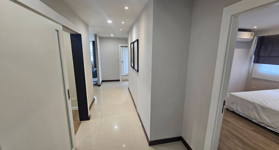 For rent 4 bedrooms condo in Watthana, Bangkok
