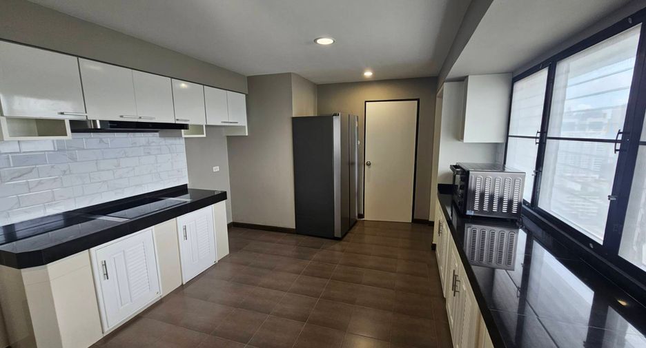 For rent 4 bedrooms condo in Watthana, Bangkok