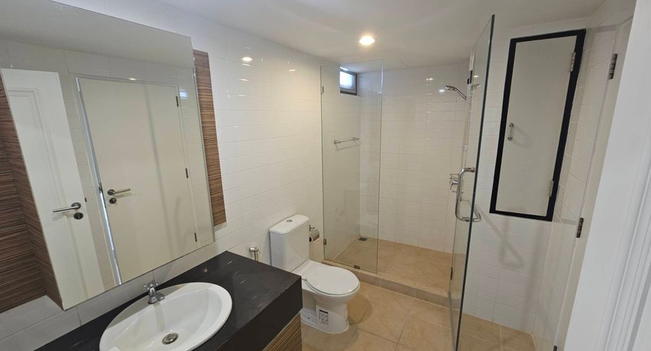 For rent 4 bedrooms condo in Watthana, Bangkok