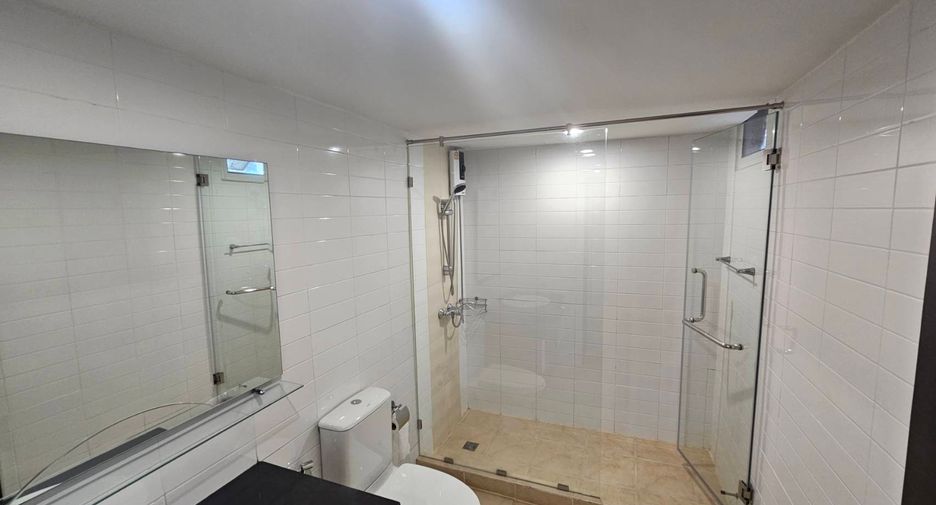 For rent 4 bedrooms condo in Watthana, Bangkok