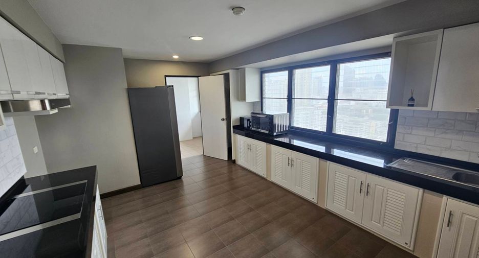 For rent 4 bedrooms condo in Watthana, Bangkok