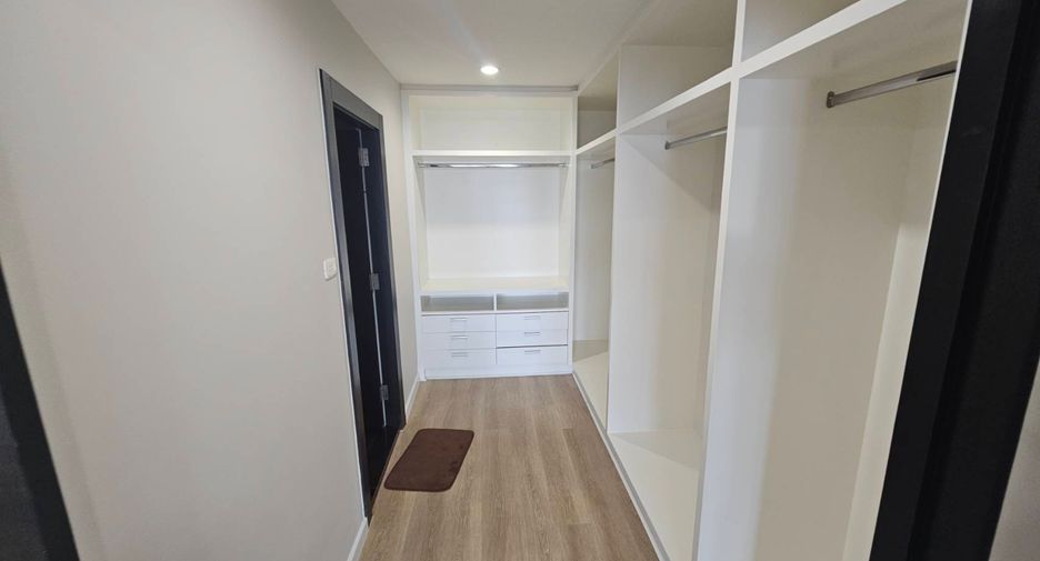 For rent 4 bedrooms condo in Watthana, Bangkok