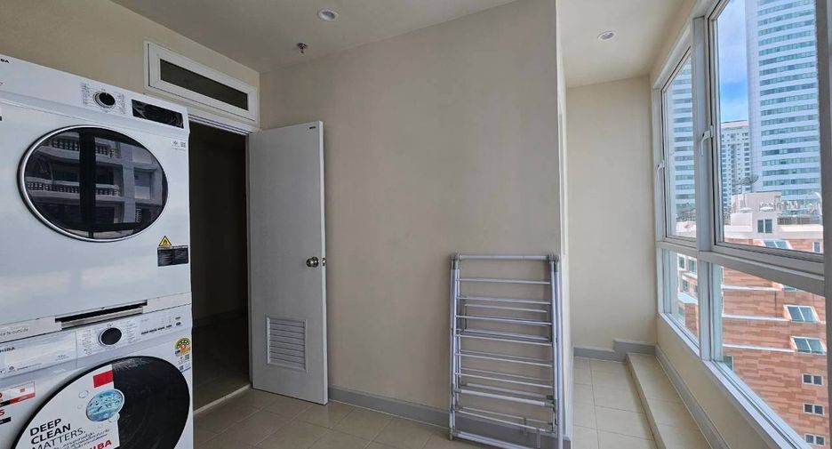 For rent 3 bedrooms condo in Khlong Toei, Bangkok