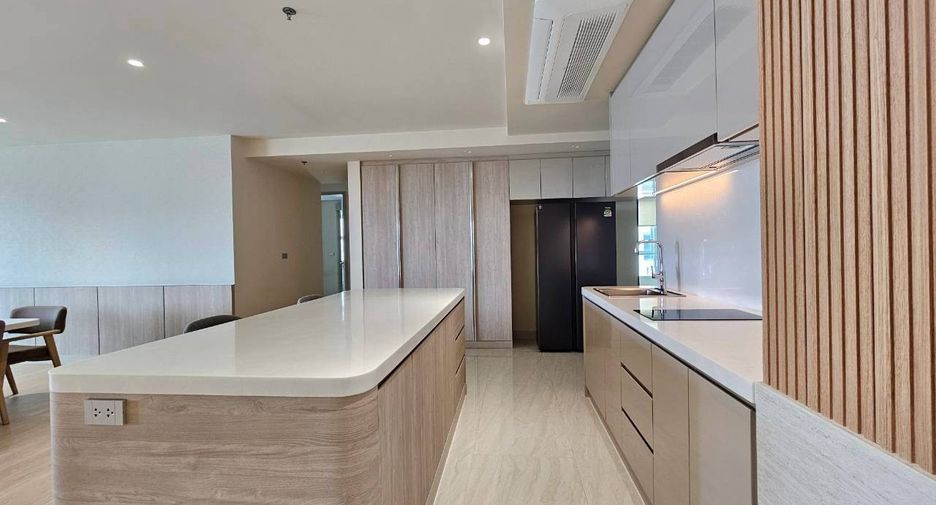 For rent 3 bedrooms condo in Khlong Toei, Bangkok