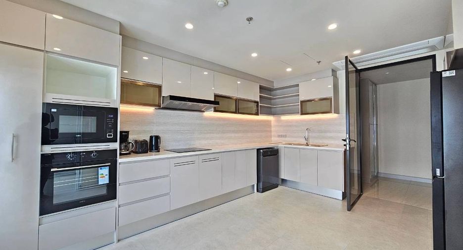 For rent 3 bedrooms condo in Khlong Toei, Bangkok