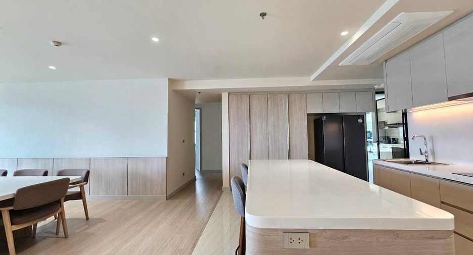 For rent 3 bedrooms condo in Khlong Toei, Bangkok