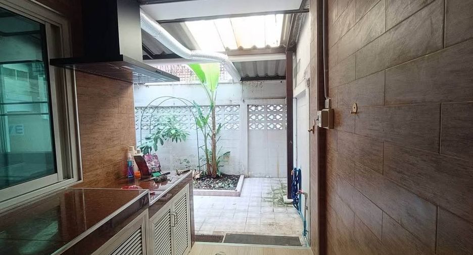 For rent 4 bedrooms townhouse in Phra Khanong, Bangkok