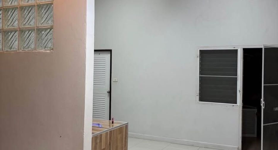 For rent 4 bedrooms townhouse in Phra Khanong, Bangkok