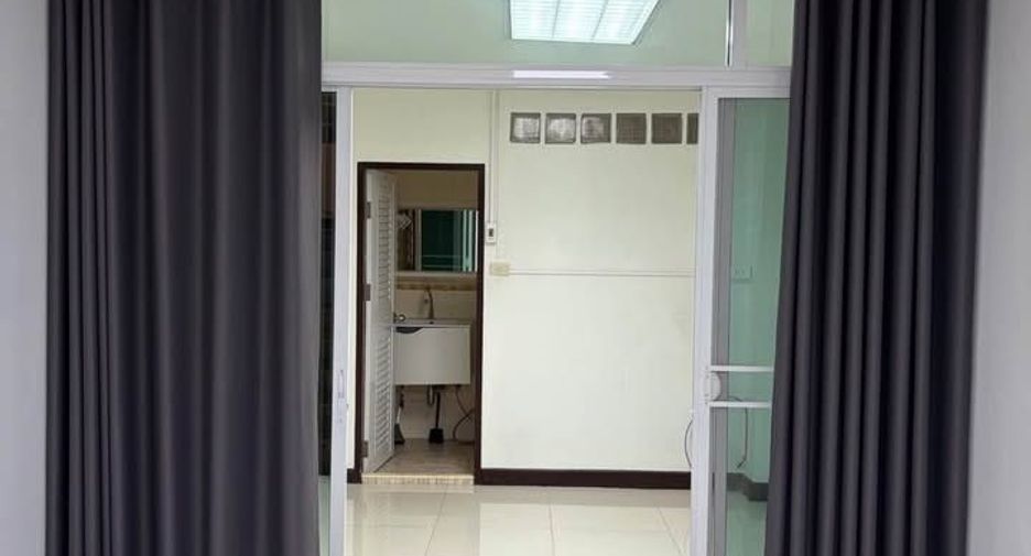For rent 4 bedrooms townhouse in Phra Khanong, Bangkok