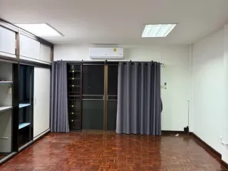 For rent 4 bedrooms townhouse in Phra Khanong, Bangkok