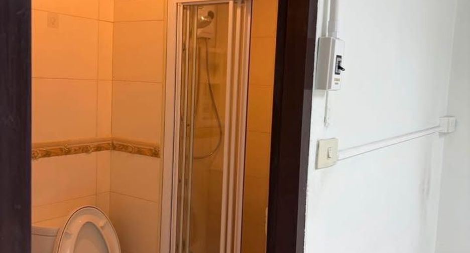 For rent 4 bedrooms townhouse in Phra Khanong, Bangkok