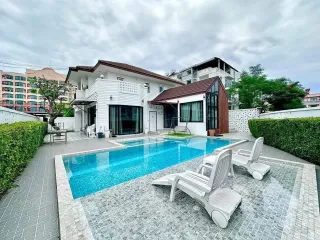 Casa en alquiler de 4 habitaciones en Bang Lamung, Chonburi