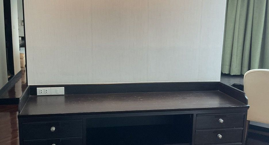 For rent 3 bedrooms condo in Watthana, Bangkok