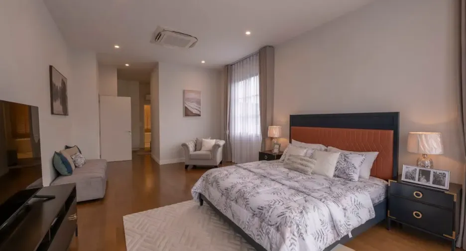 For rent 4 bedrooms house in Bang Kapi, Bangkok