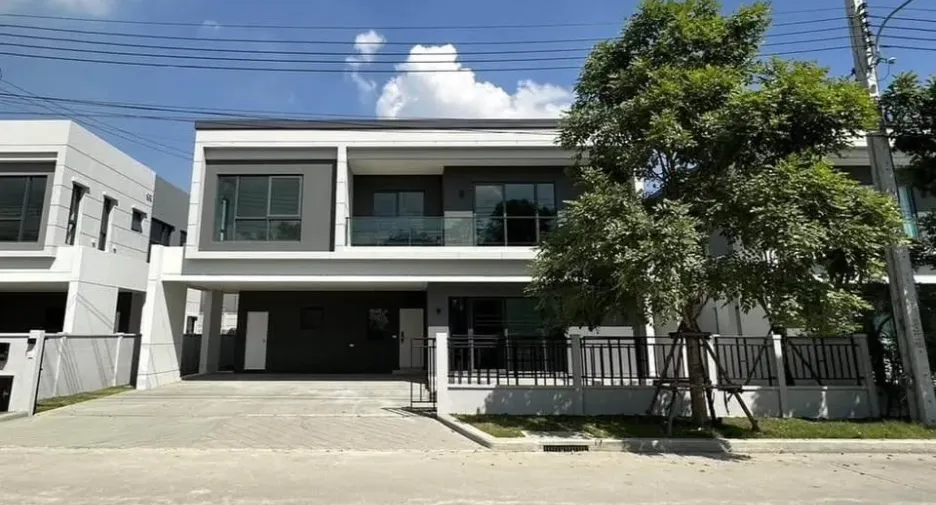 Casa en alquiler y en venta de 4 habitaciones en Bang Phli, Samut Prakan
