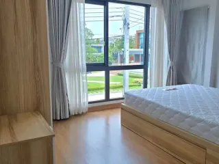 Casa en alquiler y en venta de 4 habitaciones en Bang Phli, Samut Prakan