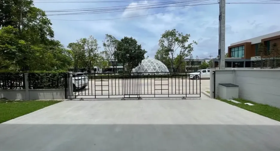 Casa en alquiler y en venta de 4 habitaciones en Bang Phli, Samut Prakan