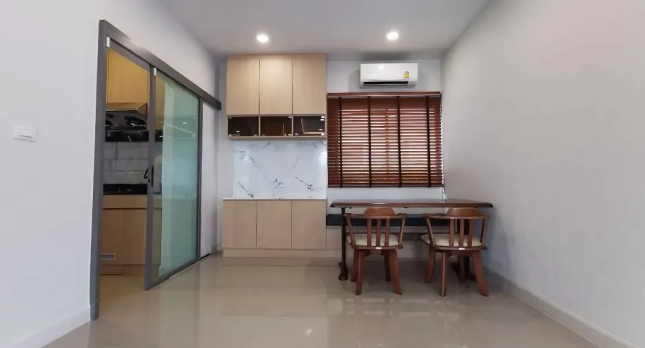 For rent 4 bedrooms house in Lat Krabang, Bangkok