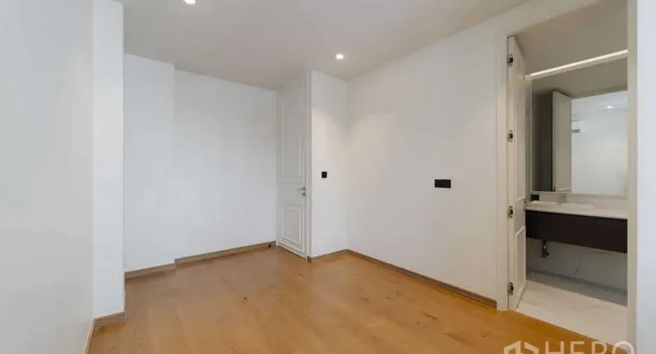 For rent and for sale 3 bedrooms townhouse in Watthana, Bangkok
