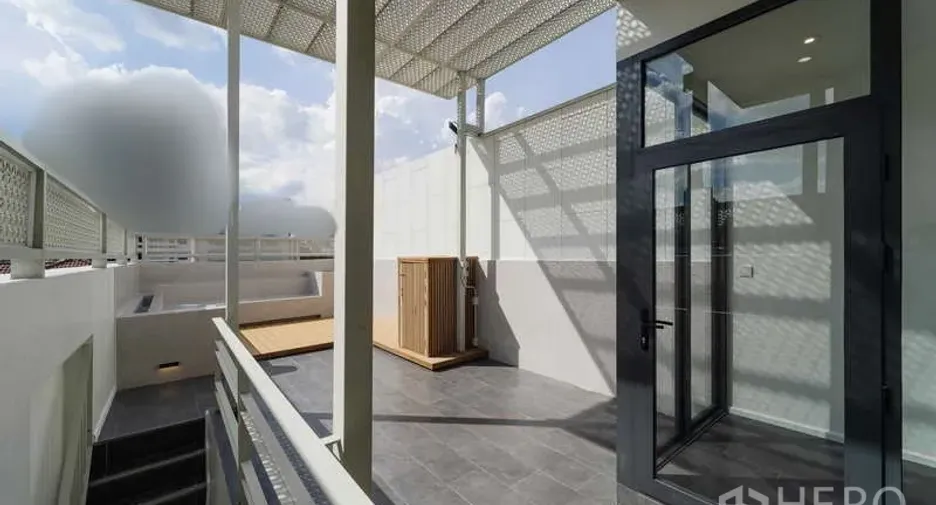 For rent and for sale 3 bedrooms townhouse in Watthana, Bangkok