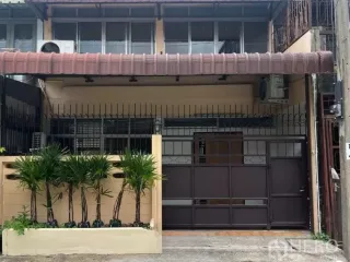 For rent 3 bedrooms townhouse in Phra Khanong, Bangkok