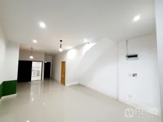 出租 4 卧室 办公室 在 Watthana, 曼谷