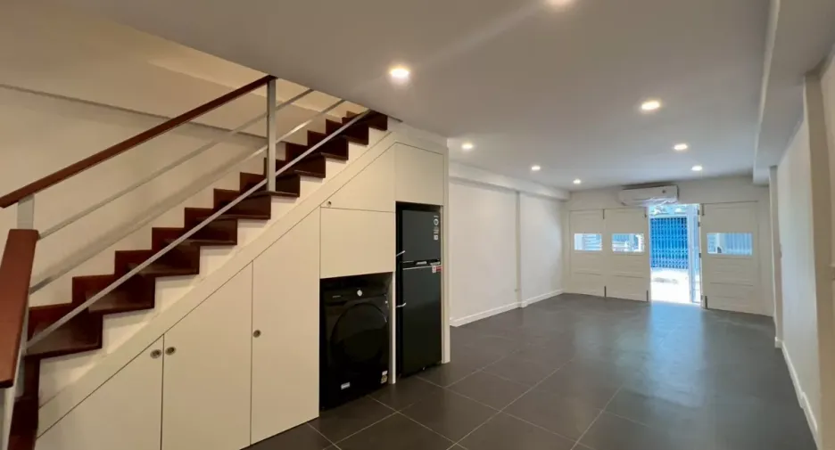 For rent 2 bedrooms retail Space in Phra Khanong, Bangkok