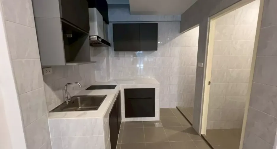 For rent 2 bedrooms retail Space in Phra Khanong, Bangkok