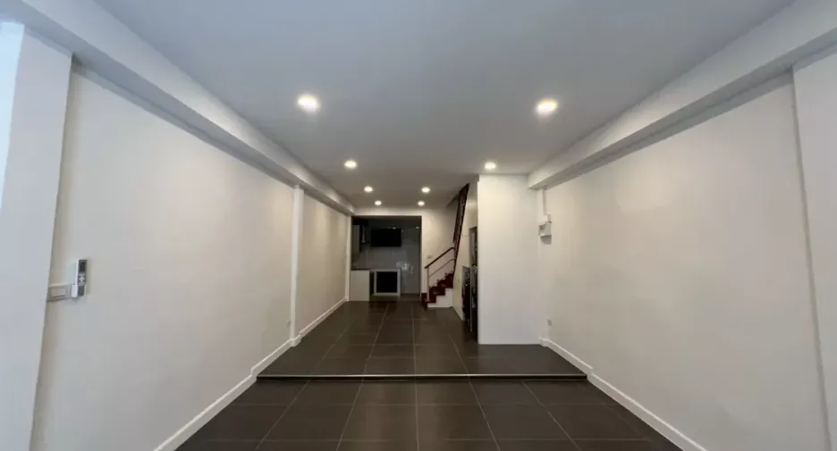 For rent 2 bedrooms retail Space in Phra Khanong, Bangkok