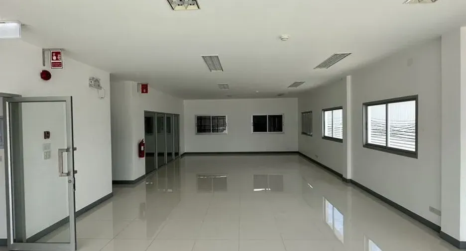 For rent warehouse in Mueang Samut Prakan, Samut Prakan