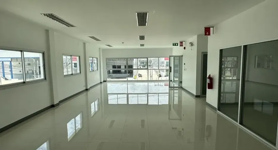 For rent warehouse in Mueang Samut Prakan, Samut Prakan