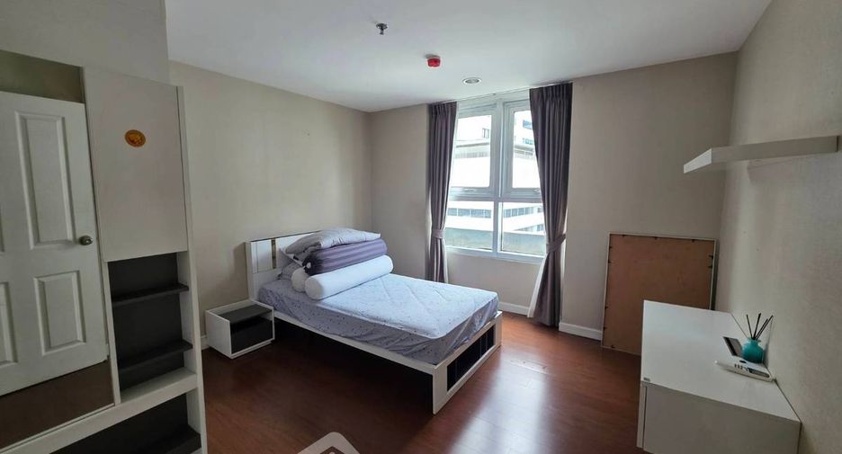 For rent 5 bedrooms condo in Huai Khwang, Bangkok