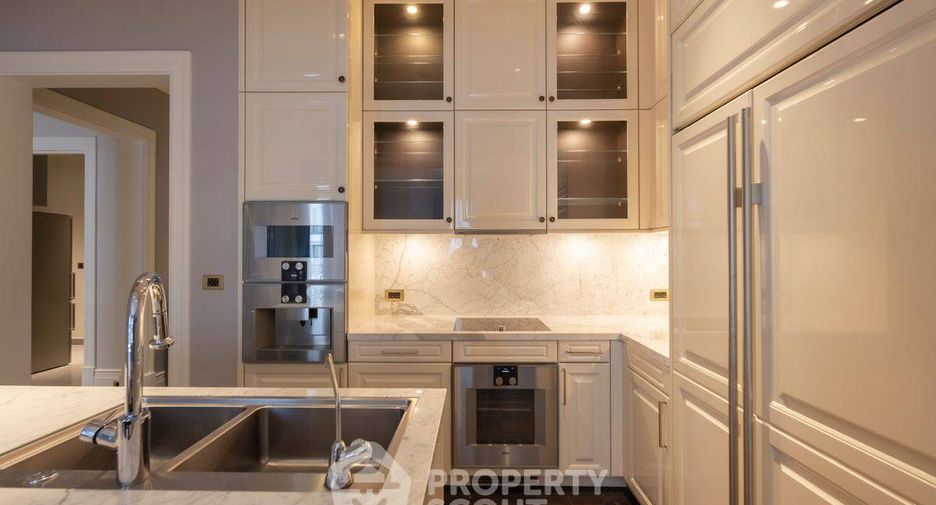 For rent 3 bedrooms condo in Pathum Wan, Bangkok