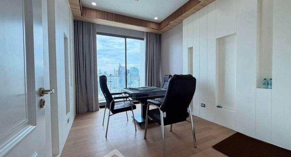For sale 4 bedrooms condo in Watthana, Bangkok