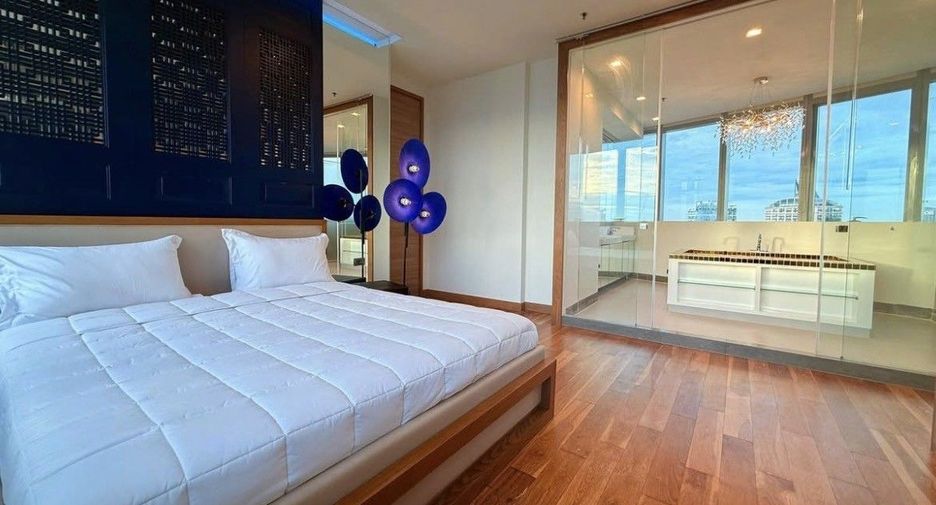 For rent 3 bedrooms condo in Khlong Toei, Bangkok