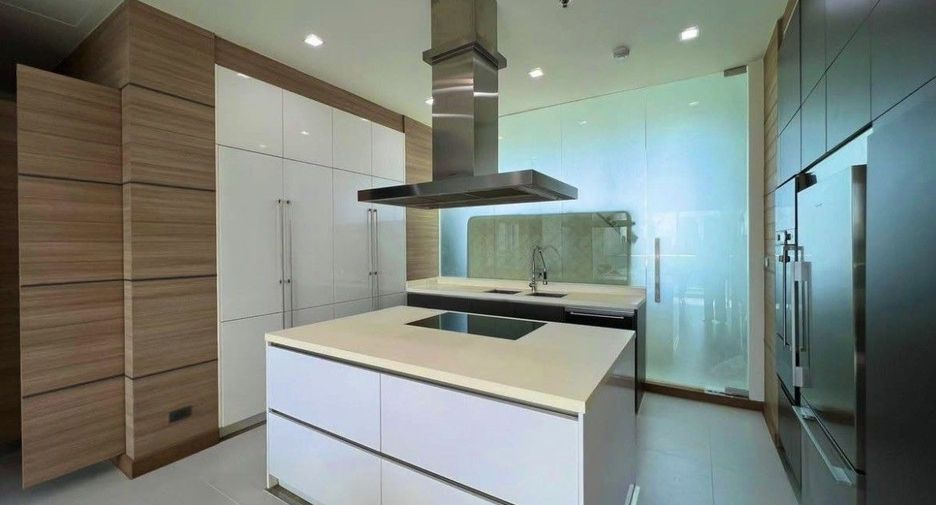 For rent 3 bedrooms condo in Khlong Toei, Bangkok