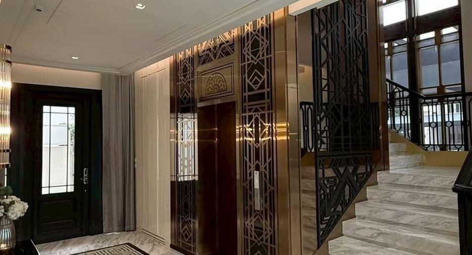 For sale 5 bedrooms townhouse in Saphan Sung, Bangkok