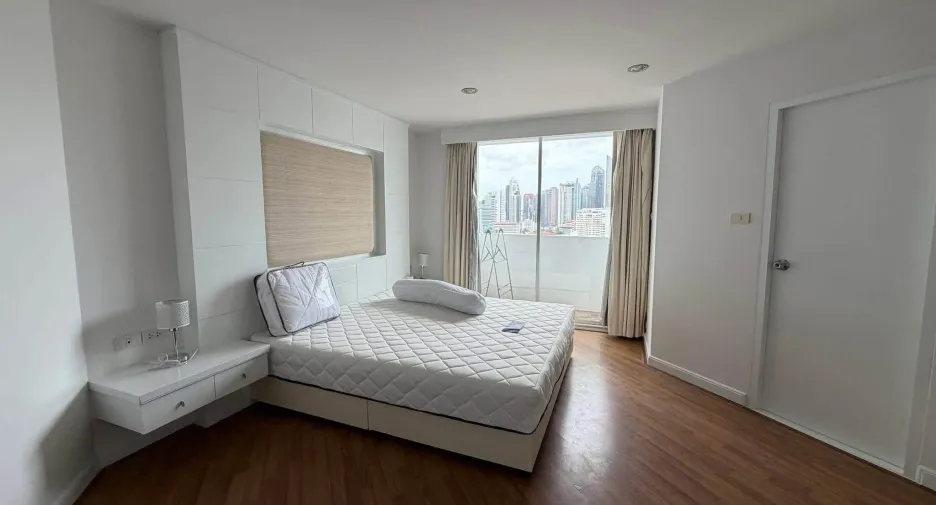 For rent 2 bedrooms condo in Watthana, Bangkok