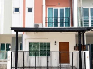 For rent 2 bedrooms townhouse in Mueang Chiang Mai, Chiang Mai